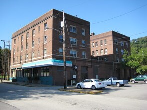 401-411 Commerce St in Wilmerding, PA - Building Photo - Building Photo