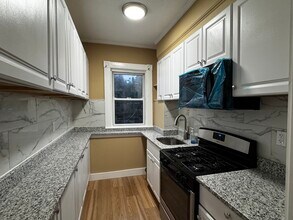 136 Nye St, Unit 1 in New Bedford, MA - Foto de edificio - Building Photo