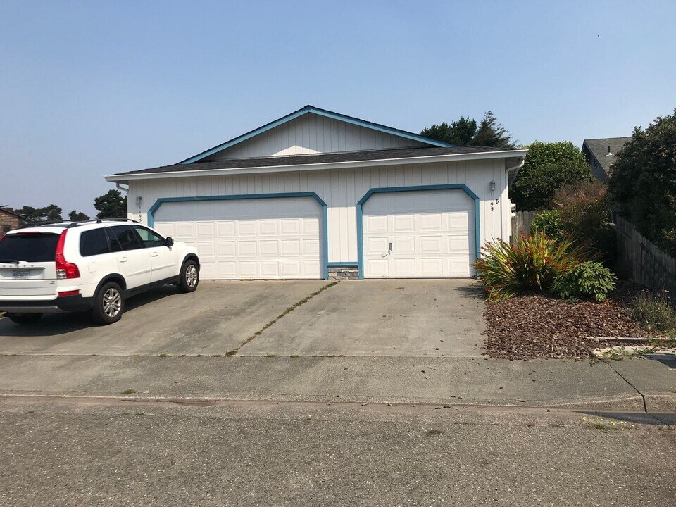 1195 Marius St-Unit -B in Mckinleyville, CA - Building Photo