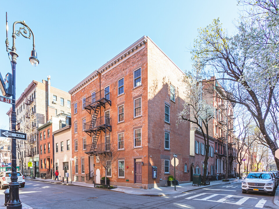 82-84 Bedford St in New York, NY - Building Photo