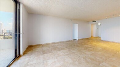 2500 Parkview Dr, Unit 1909 in Hallandale Beach, FL - Building Photo - Building Photo