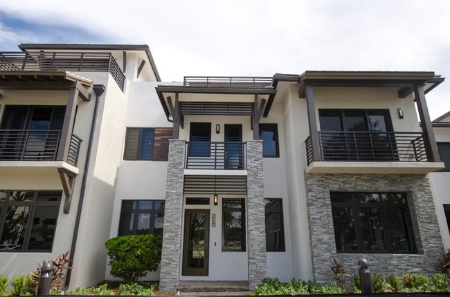 8436 N W 51st Terrace in Doral, FL - Building Photo - Building Photo