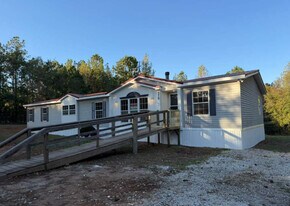 379 Brookside Dr in Abbeville, SC - Building Photo