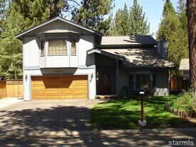 2953 Pinewood Dr in South Lake Tahoe, CA - Building Photo