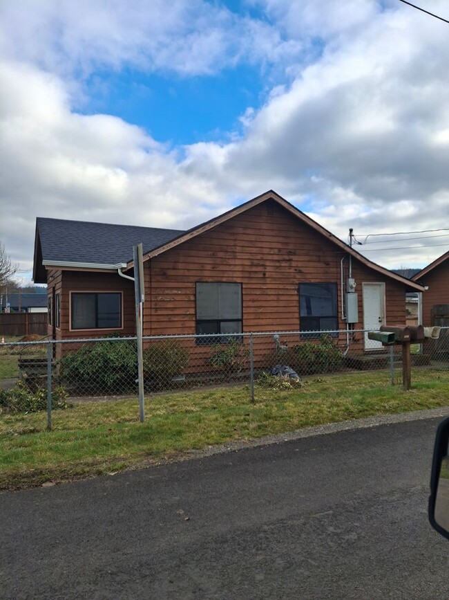 402 State St in Centralia, WA - Building Photo - Building Photo