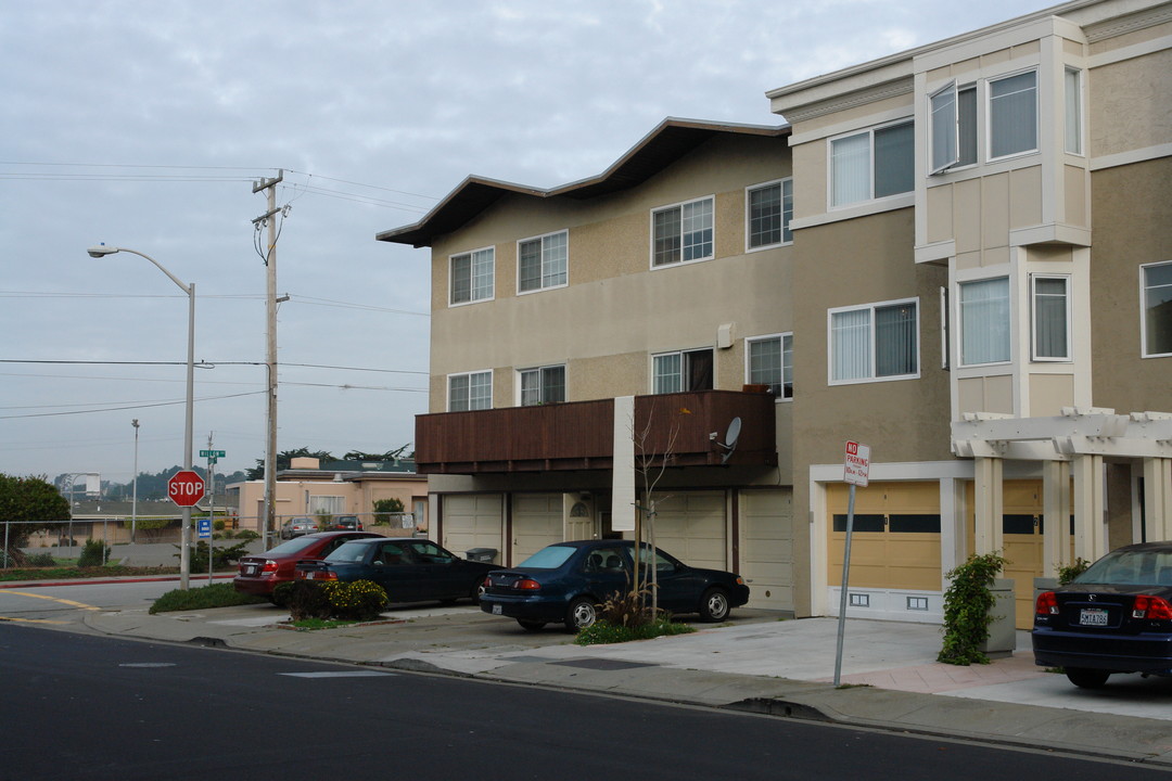 990 Nora Way in South San Francisco, CA - Building Photo