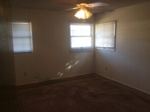 200 Douglas St in Bakersfield, CA - Building Photo - Building Photo
