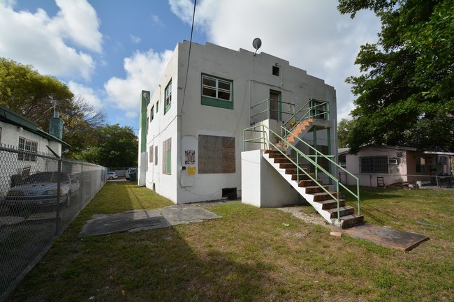 151 NW 33rd St in Miami, FL - Foto de edificio - Building Photo