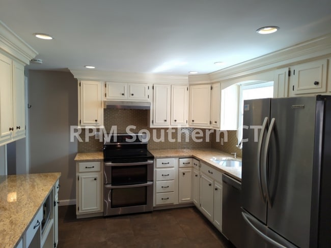 28 Deerfield Dr in Trumbull, CT - Building Photo - Building Photo