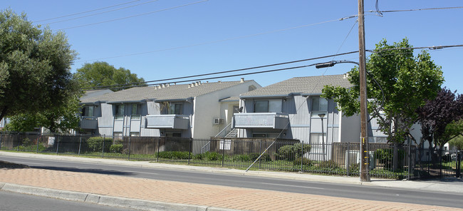 Willowbrook Apartments in Pittsburg, CA - Foto de edificio - Building Photo