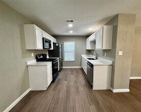 206 W N Loop Blvd in Austin, TX - Building Photo - Building Photo