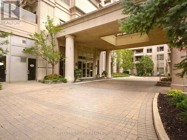 25 Kingsbridge Garden Cir in Mississauga, ON - Building Photo - Building Photo