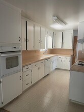 1004 Wellington Dr in Modesto, CA - Foto de edificio - Building Photo