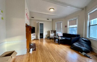 24 Hamilton Rd, Unit 1 in Brookline, MA - Building Photo - Building Photo