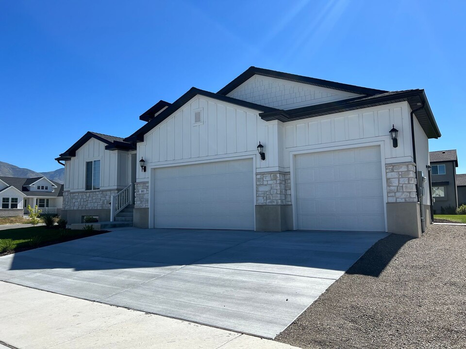881 W Sagewood Dr-Unit -B in Stansbury Park, UT - Building Photo