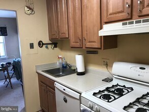 1935 Wilson Ln, Unit 203 in McLean, VA - Building Photo - Building Photo