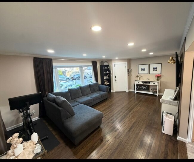 77 Bennett Ave, Unit 1, Unit 1