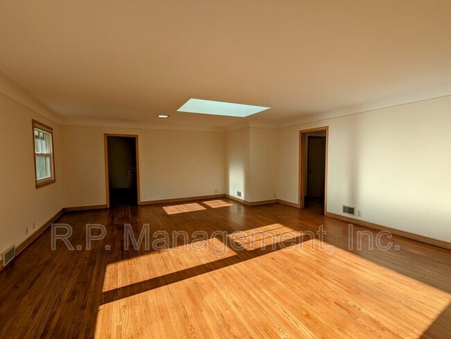 2111 Irving Ave S in Minneapolis, MN - Building Photo - Building Photo