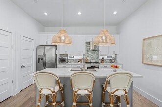 2450 N Garrett Ave in Dallas, TX - Building Photo - Building Photo
