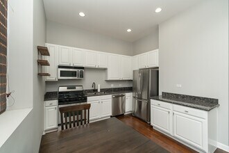 1560 W Wabansia Ave, Unit 2e in Chicago, IL - Foto de edificio - Building Photo