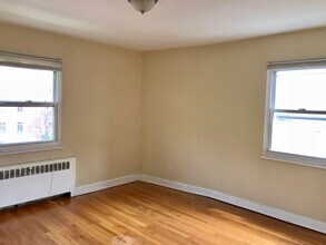 877 Farmington Ave in West Hartford, CT - Building Photo - Building Photo