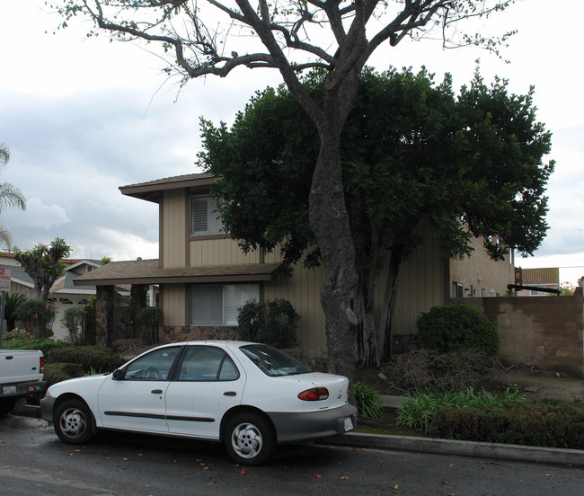 4132-4140 Howard Ave in Los Alamitos, CA - Foto de edificio - Building Photo