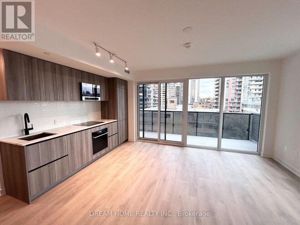 117-117 Broadway Ave in Toronto, ON - Building Photo
