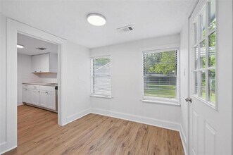 906 E Houston St in Sherman, TX - Building Photo - Building Photo