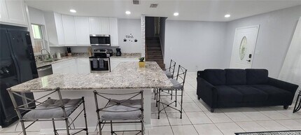 7610 W Henry Ave in Tampa, FL - Building Photo - Building Photo