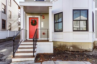 213 E Eagle St in Boston, MA - Building Photo - Building Photo