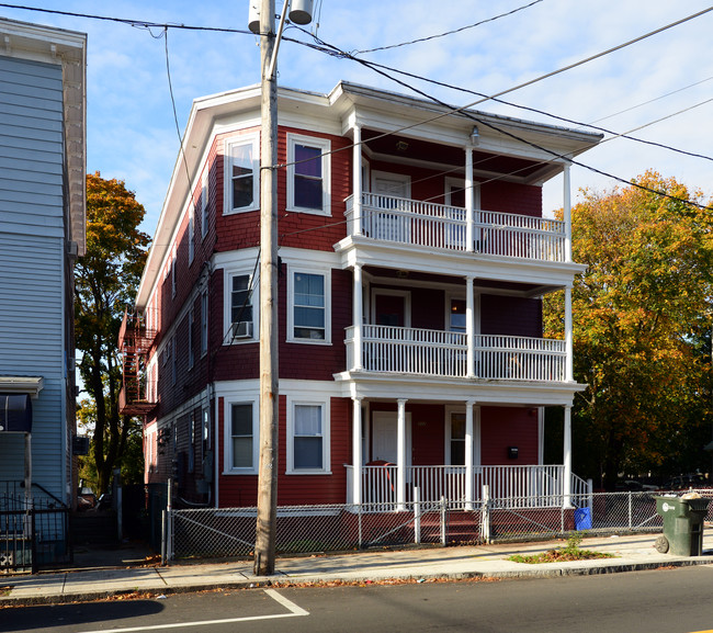 332 Manton Ave in Providence, RI - Foto de edificio - Building Photo