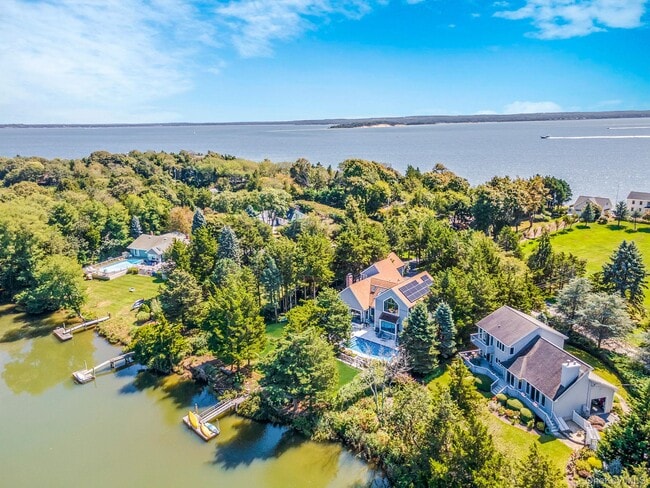 425 Cedar Point Dr E in Southold, NY - Building Photo - Building Photo