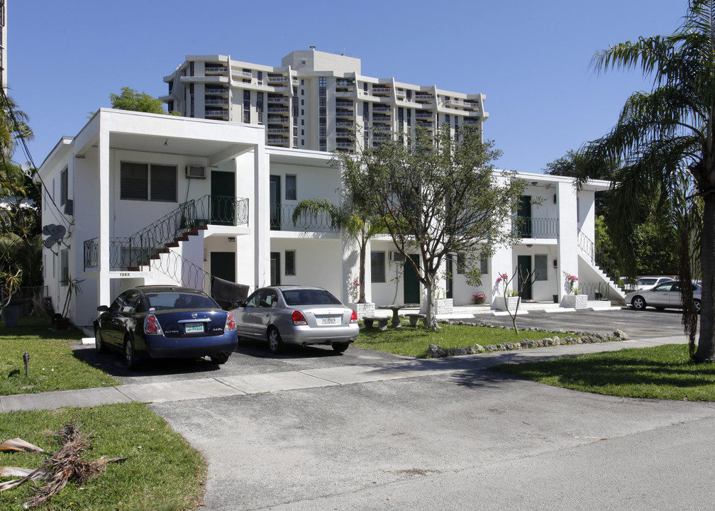 1385 NE 105th St in Miami Shores, FL - Foto de edificio