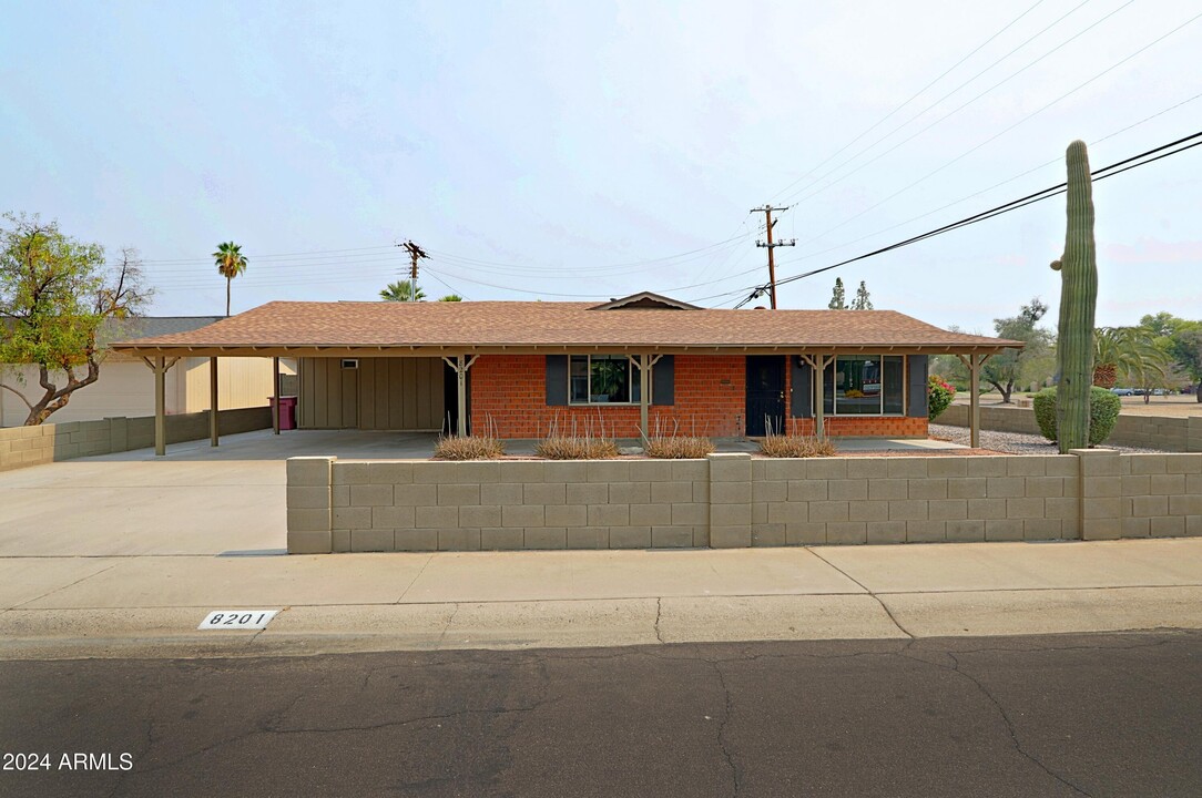 8201 E Montecito Ave in Scottsdale, AZ - Foto de edificio