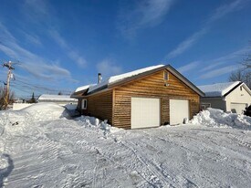 411 Patriot Dr in North Pole, AK - Building Photo