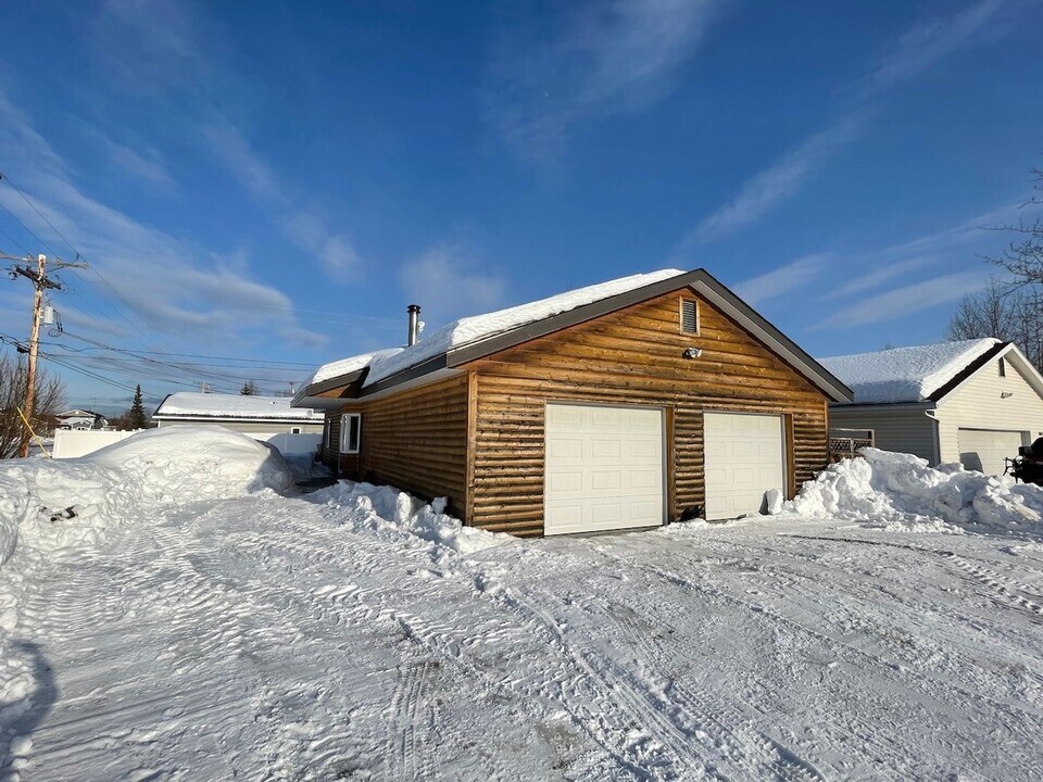 411 Patriot Dr in North Pole, AK - Building Photo