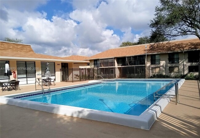 5825 Washington St in Hollywood, FL - Building Photo - Building Photo