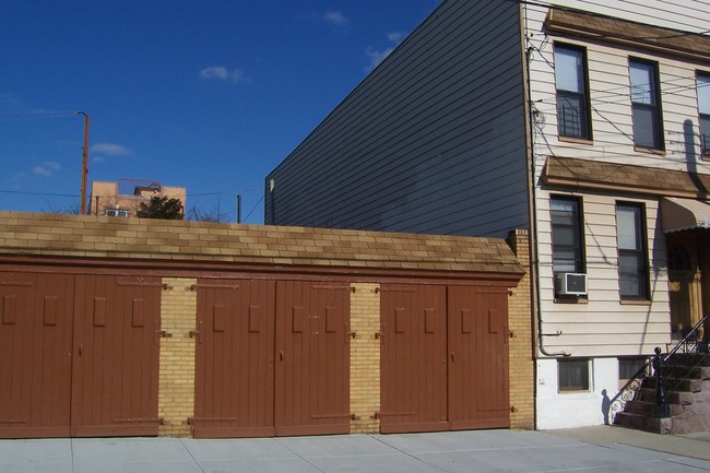 60-09 Gates Ave in Ridgewood, NY - Building Photo - Building Photo