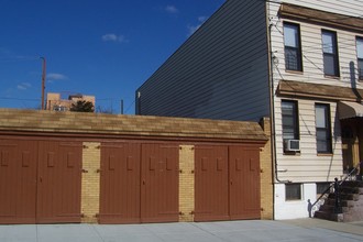 60-09 Gates Ave in Ridgewood, NY - Foto de edificio - Building Photo