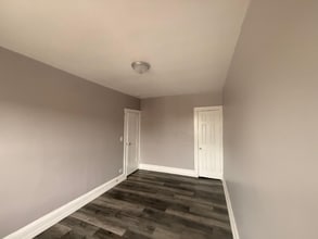 14300 Lakeshore Blvd in Cleveland, OH - Foto de edificio - Building Photo