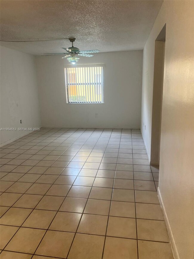556 NW 114th Ave in Miami, FL - Building Photo - Building Photo