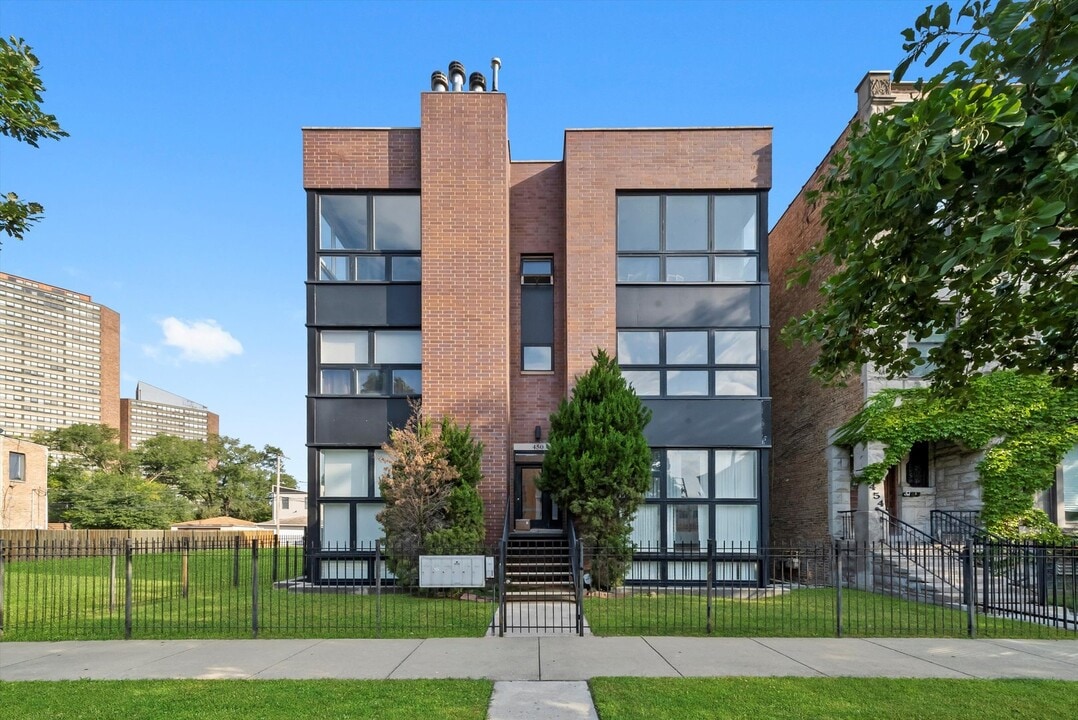 450 E Bowen Ave in Chicago, IL - Building Photo