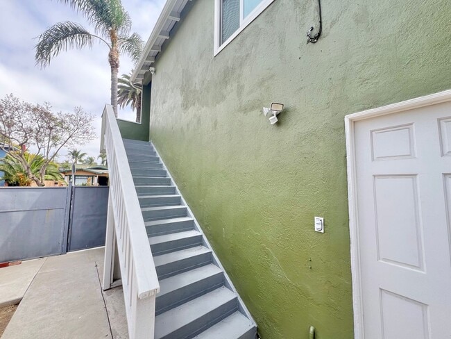 348 W 7th St in Long Beach, CA - Building Photo - Building Photo