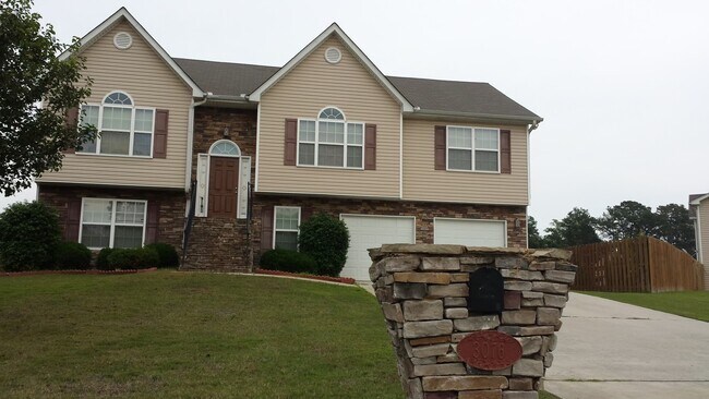 3076 Cotton Indian Cir in Ellenwood, GA - Building Photo - Building Photo