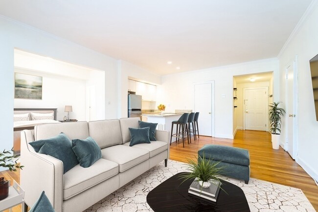 236 Beacon St, Unit 1H in Boston, MA - Foto de edificio - Building Photo