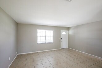 325 SW Eastport Cir in Port St. Lucie, FL - Foto de edificio - Building Photo