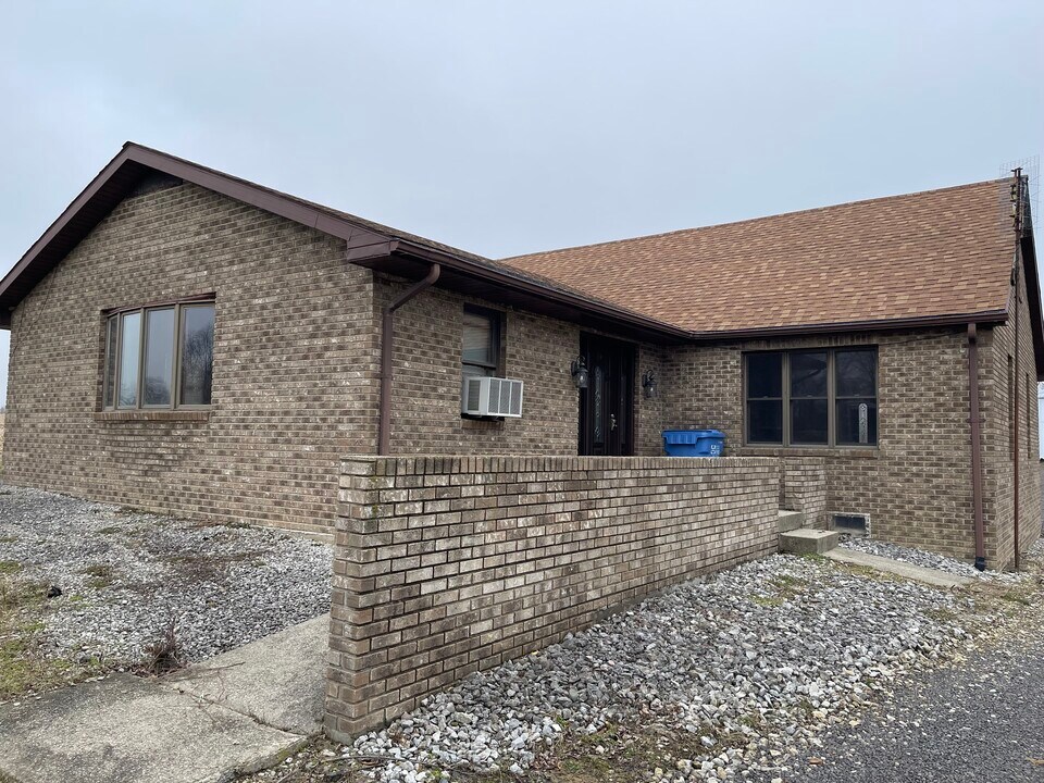 4690 W Lincolnway in Columbia City, IN - Building Photo