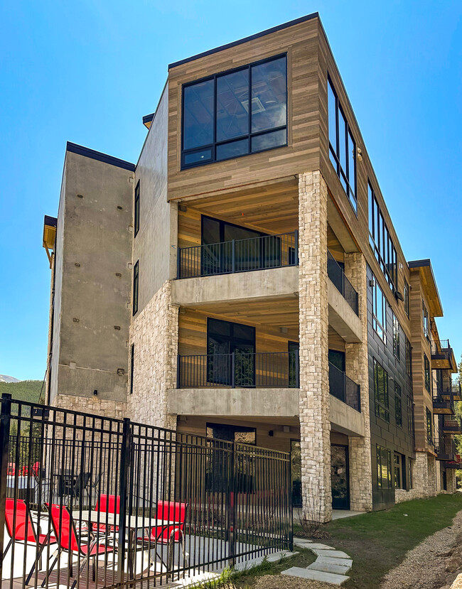 100 Iron Horse Way in Winter Park, CO - Foto de edificio - Building Photo