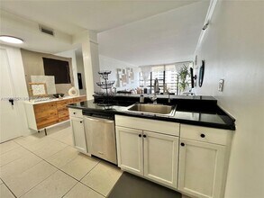 600 NE 36th St, Unit 2011 in Miami, FL - Building Photo - Building Photo