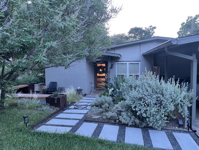 property at 3312 S Oak Dr